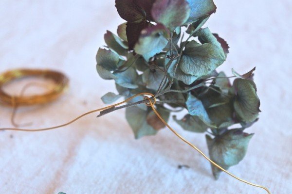 making hydrangea garland, Gardenista_0